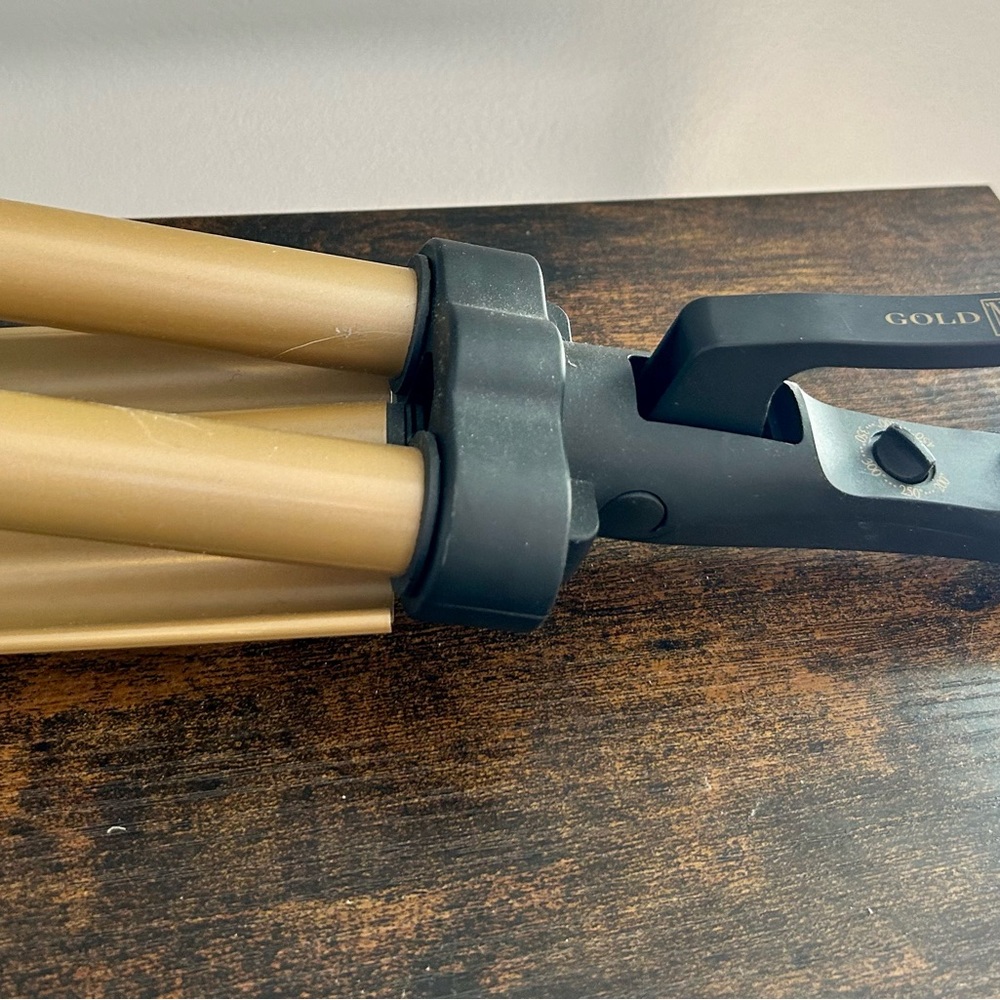 Gold'N Hot GH3011V3 Hot Jumbo Ceramic Triple Barrel Waver